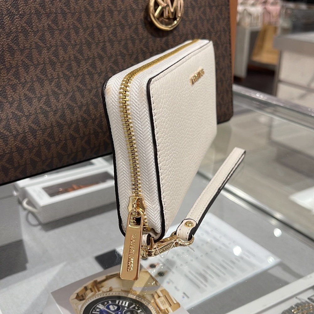 MICHAEL KORS LARGE TRAVEL CONTINENTAL WRISTLET WALLET OPTIC WHITE COLOR - Picture 9 of 16